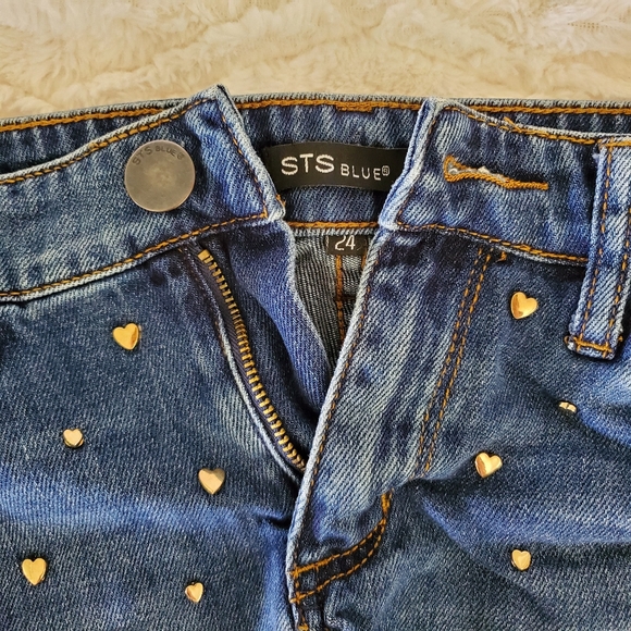 Heart studded destroyed denim shorts - Picture 3 of 3